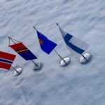 Norsk, samisk, kvensk, og finsk flagg på snø.